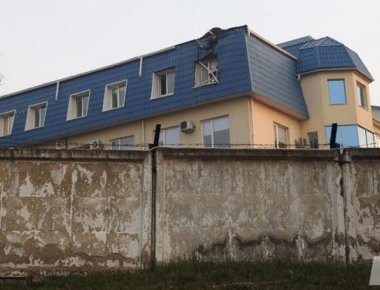 Άγνωστοι επιτέθηκαν στο πολωνικό προξενείο στην Ουκρανία (φωτό)